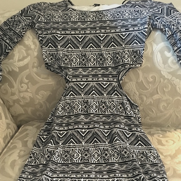 Forever 21 Mini Dress Black & White - Geometrical Design - Side Cut Out -Size M - Picture 1 of 6